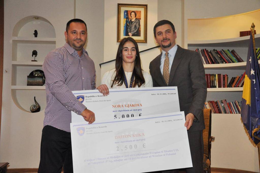 Nora Gjakova shpërblehet për medaljen e artë në Kampionatin Evropian