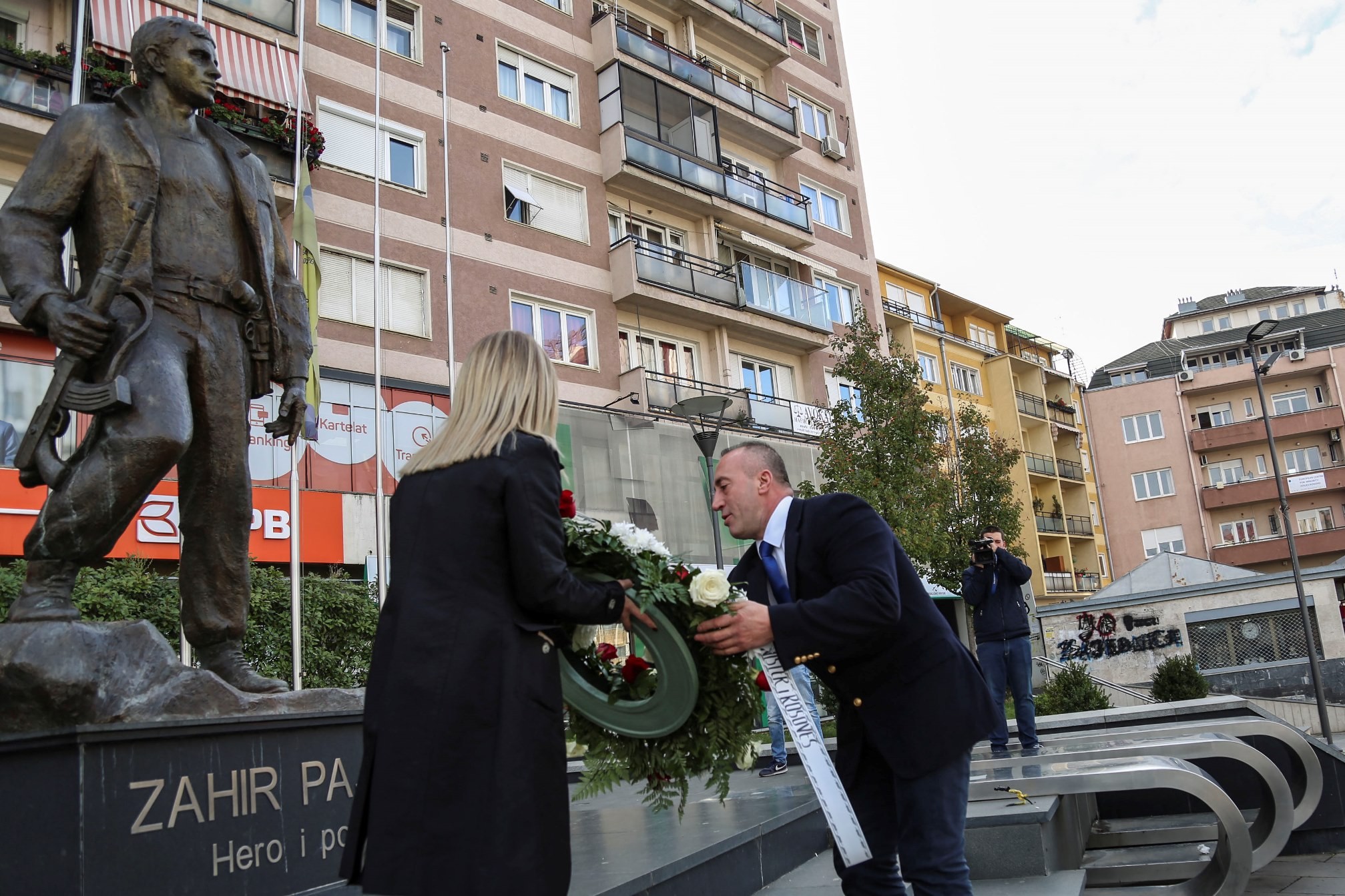 Kryeministri Haradinaj nderon komandantin Zahir Pajaziti në ditëlindjen e tij