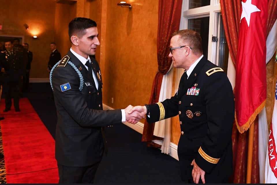 Kapiteni Ferizi nderohet me çmime në shkollën ushtarake në SHBA