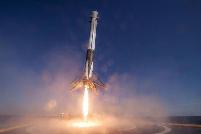 SpaceX fiton kontratën për dërgimin e njeriut në Hënë