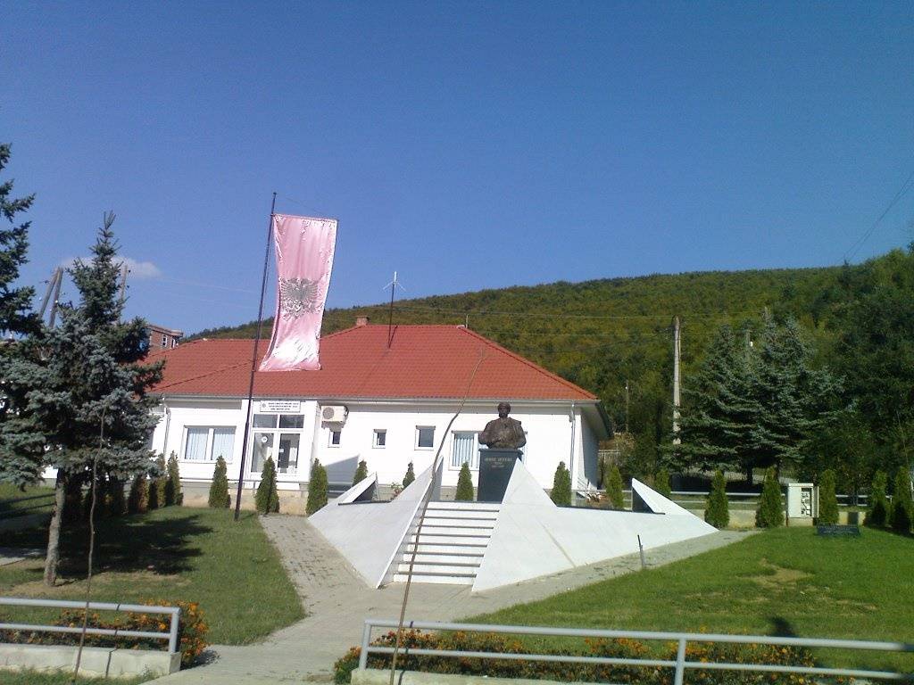 Më 28 Nëntor bëhet zbulimi i përmendores së Idriz Seferit