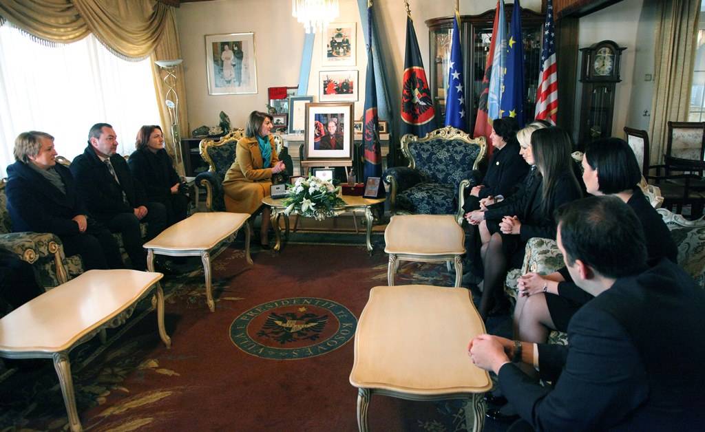Jahjaga bëri homazhe para varrit të ish-Presidentit, Rugova
