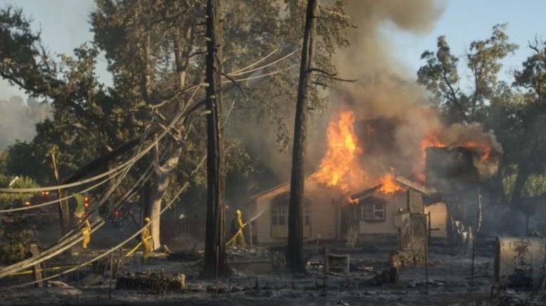 Zjarret në SHBA shkaktojnë evakuimin e mijëra njerëzve