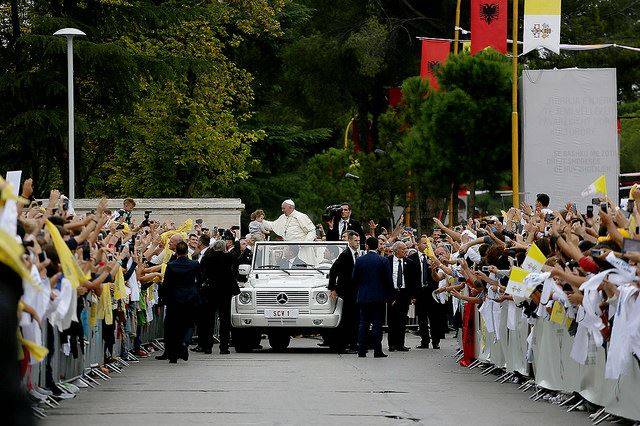 Mbërrin në Shqipëri Papa Françesku