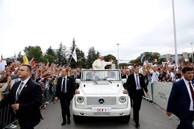 Mbërrin në Shqipëri Papa Françesku