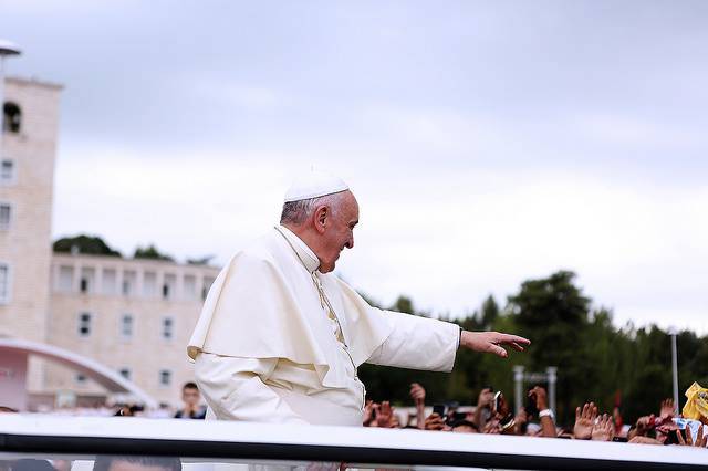 Papa Françesku përfundon vizitën në Shqipëri