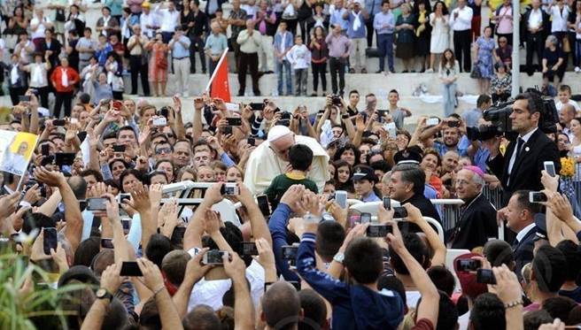Mediet e huaja, jehonë vizitës së Papës