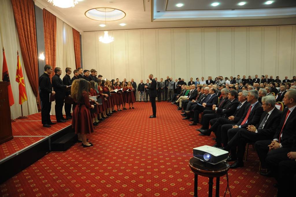 Presidenti Thaçi dekoroi mbi 100 personalitete ne Maqedoni