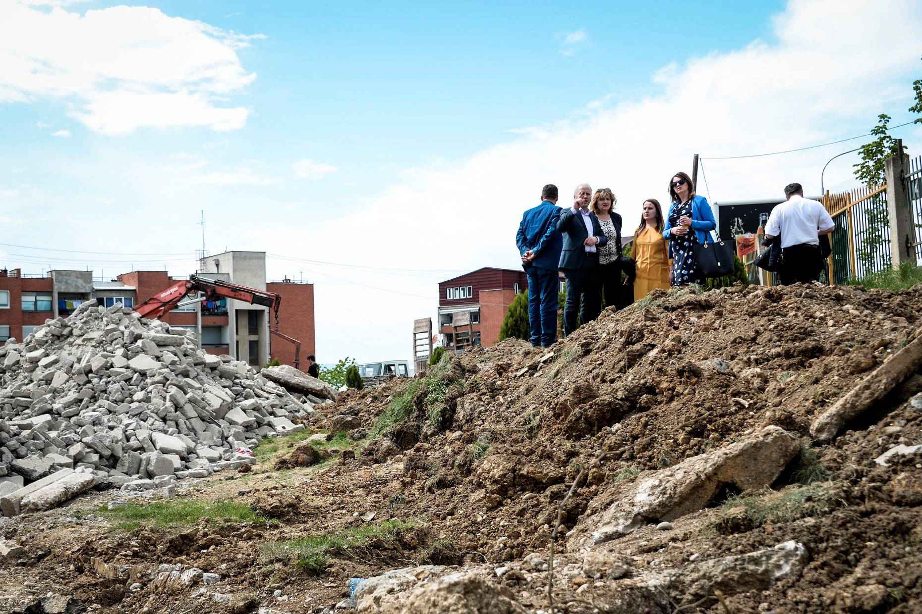 Nagavci inspektoi punimet në oborrin e shkollës \