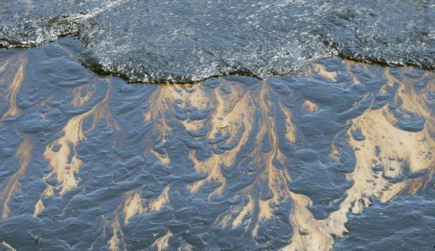 Kalifornia shpall gjendjen emergjente nga rrjedhje e naftës në det