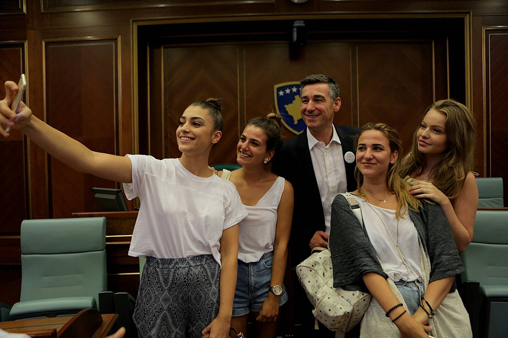 Hapja e dyerve sjell qindra bashkatdhetarë në Kuvend