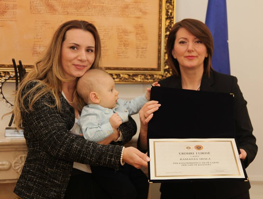 Presidentja Jahjaga dorëzoi dekoratat për disa personalitete