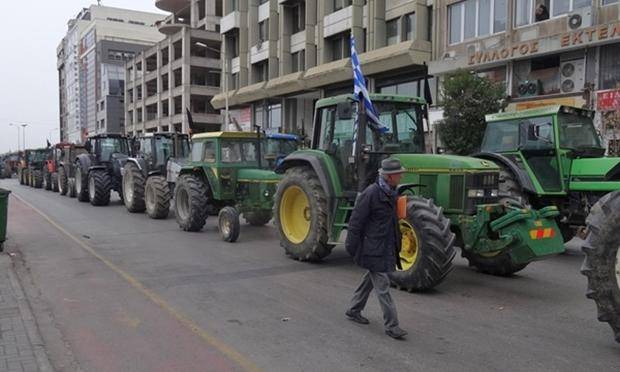 Fermerët grekë bllokojnë rrugët në shenjë proteste