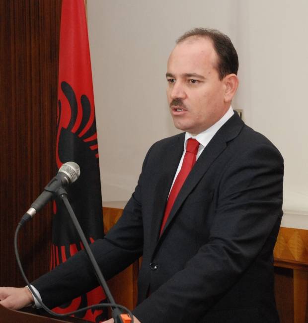 Presidenti Nishani e shpall kombëtaren Nderi i Kombit