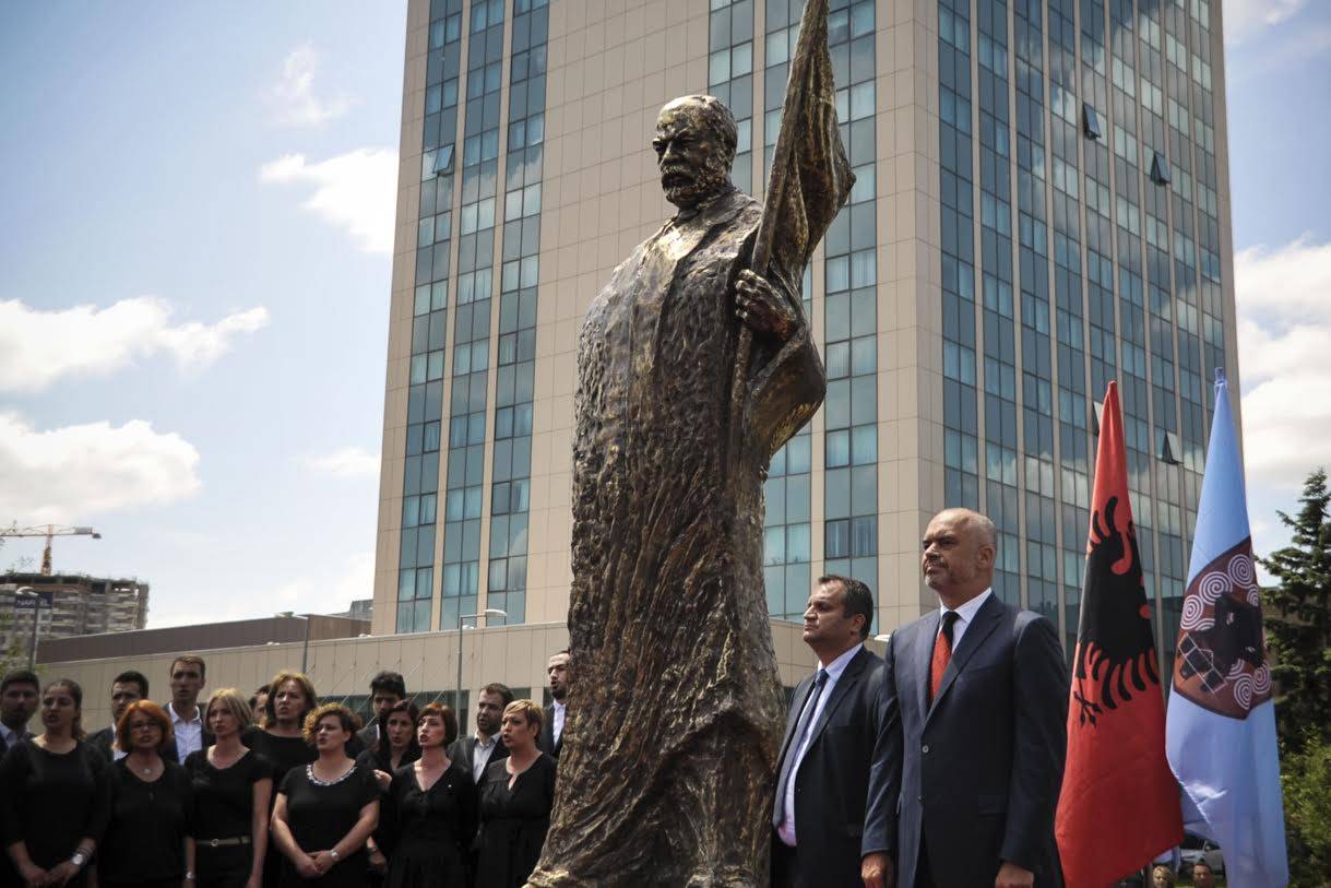 Sot në Prishtinë bëhet inaugurimi i shtatores së Ismail Qemalit