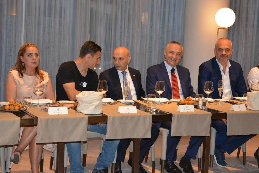 Mustafa në darkën e shtruar për nder të Kombëtares Shqiptare të Futbollit