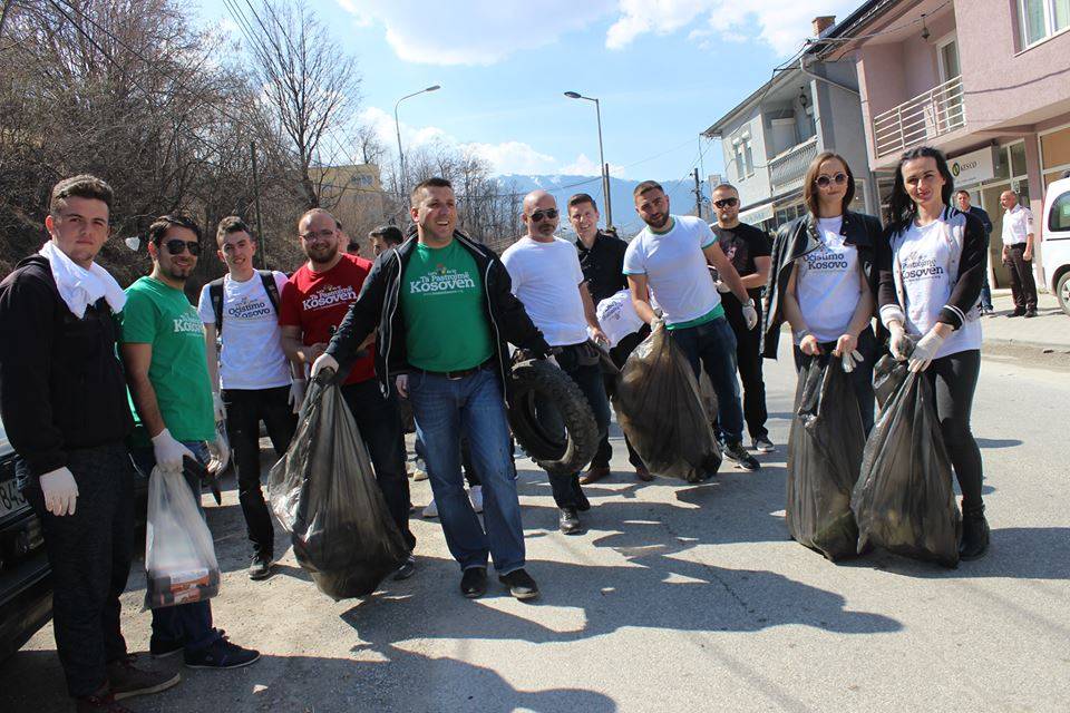 Të rinj shqiptarë dhe serbë pastrojnë qytetin e Shtërpcës