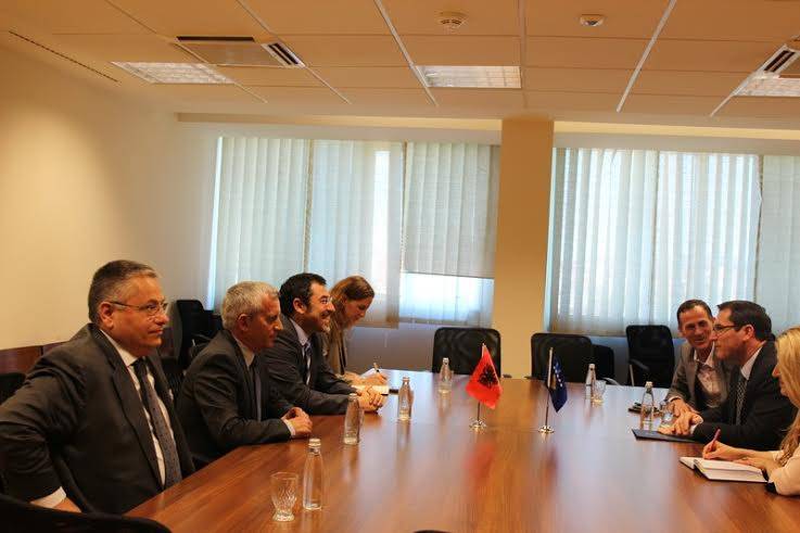 Gecaj takohet me Ministrin për Çështjet Vendore, Bled Çuçi