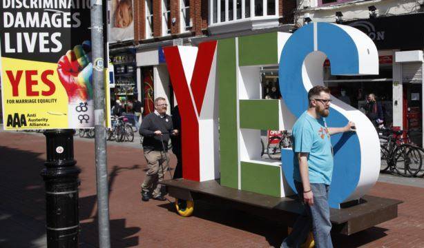 Irlanda legalizon martesat e homoseksualëve