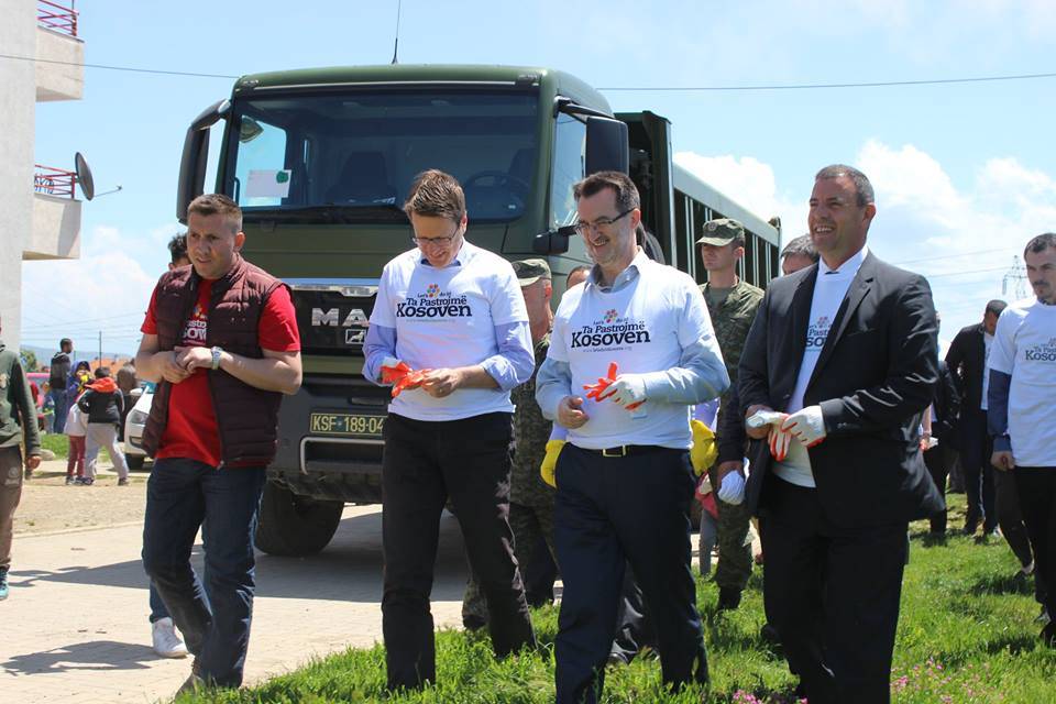 Mbi 60 mijë vullnetarë pastrojnë 147 deponi ilegale të mbeturinave
