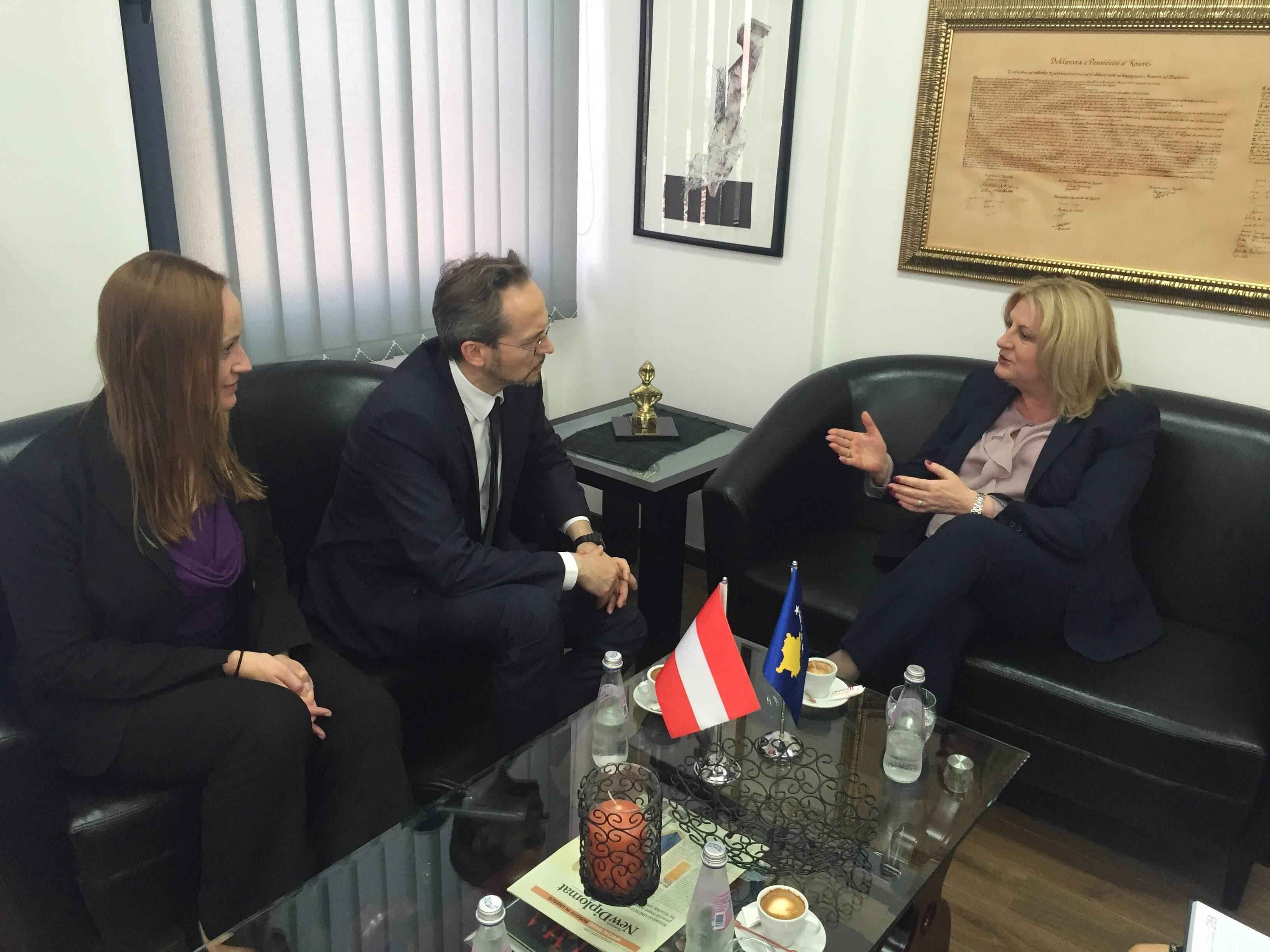 Tahiri takohet me ambasadorin e Austrisë në Kosovë