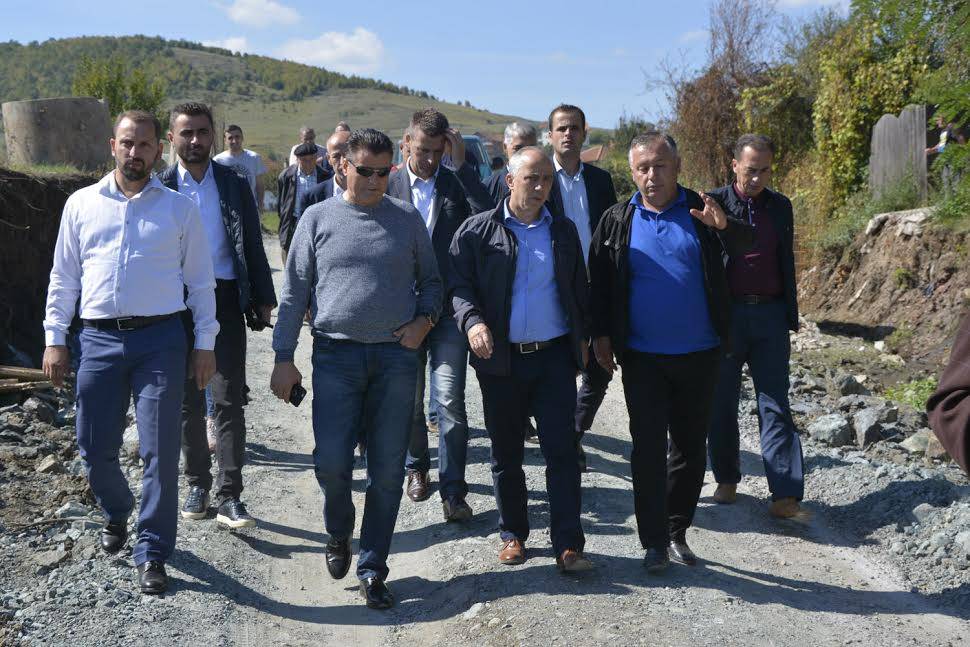 Përurohen dy projekte rrugore në komunën e Mitrovicës