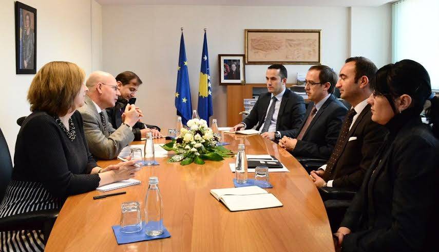 Ministri Hoti, takohet me shefin e EULEX-it, Gabriele Meucci