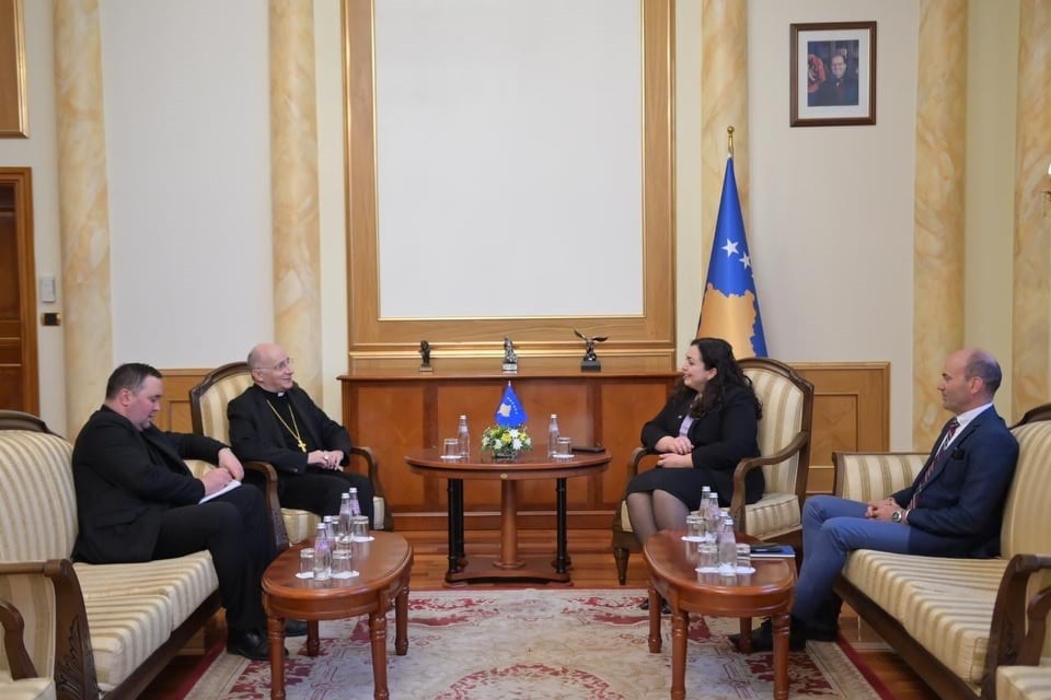 Kryeparlamentarja Osmani kërkon nga Vatikani ta njohë pavarësinë e Kosovës