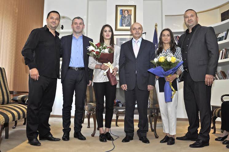 Mustafa dha shpërblimin për Majlinda Kelmendin