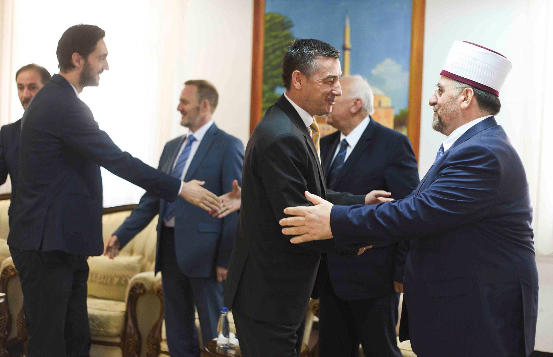 Veseli: Duajeni dhe ndihmoni më shumë njëri-tjetrin