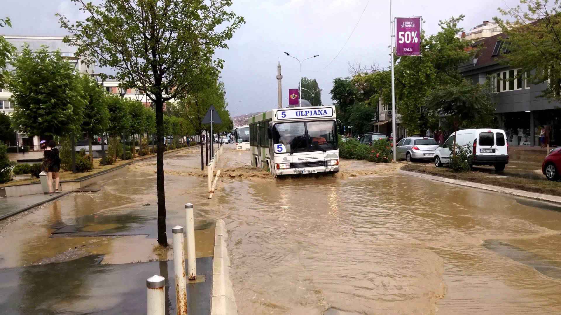 Vërshimet vështirësojnë lëvizjet në kryeqytet 