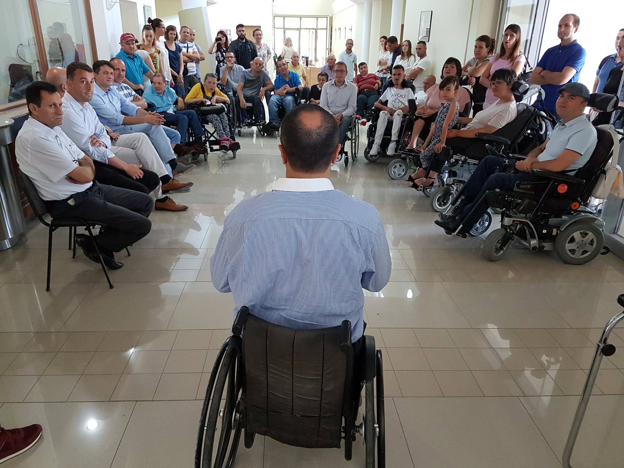 Murati bashkëbisedon me personat me aftësi të kufizuara nga diaspora