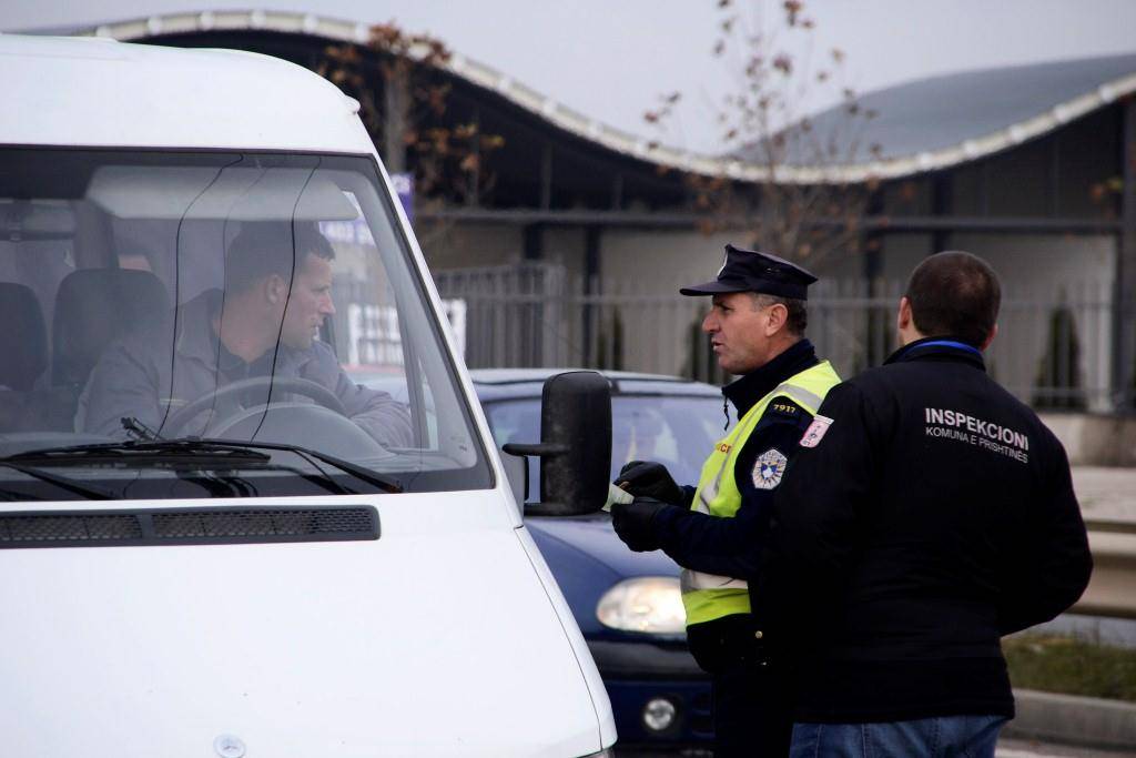 Zvogëlohet numri i kombi busëve ilegal