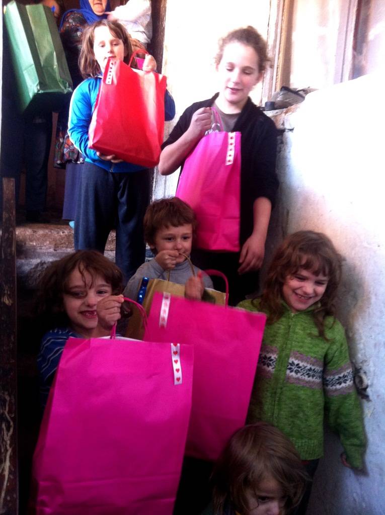 Shoqata Nëna Terezë lumturon fëmijët me dhurata për festa