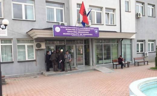 Rahoveci lejon hyrjen e mërgimtarëve me vetura në oborrin e komunës