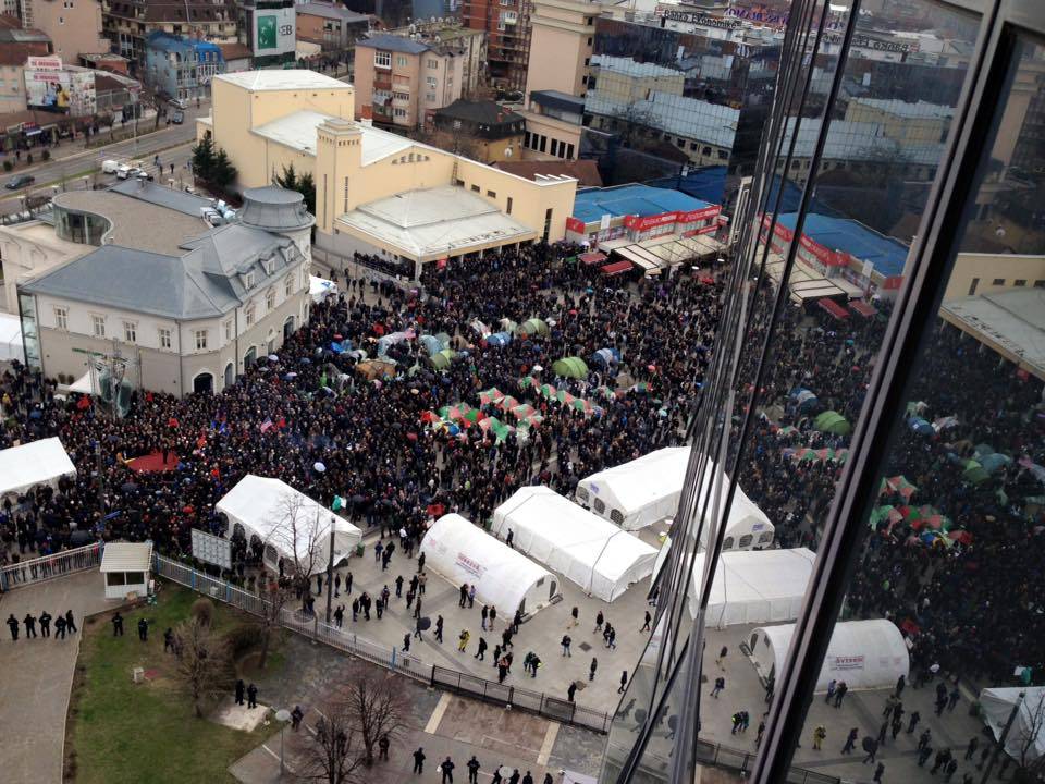Vazhdon protesta jashtë kuvendit