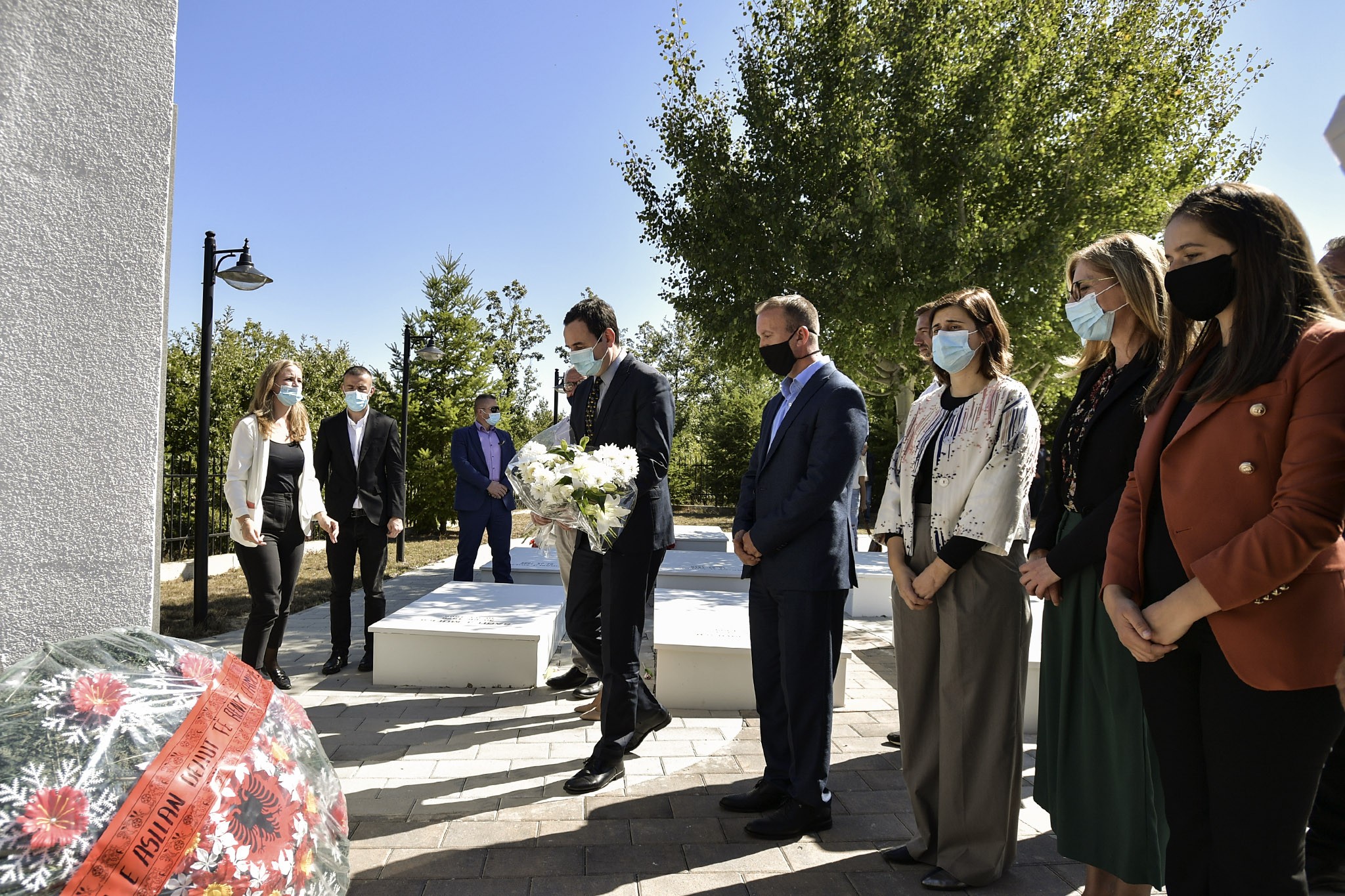 Kryeministri Kurti  bëri homazhe në varrezat e dëshmorëve në Abri të Epërme