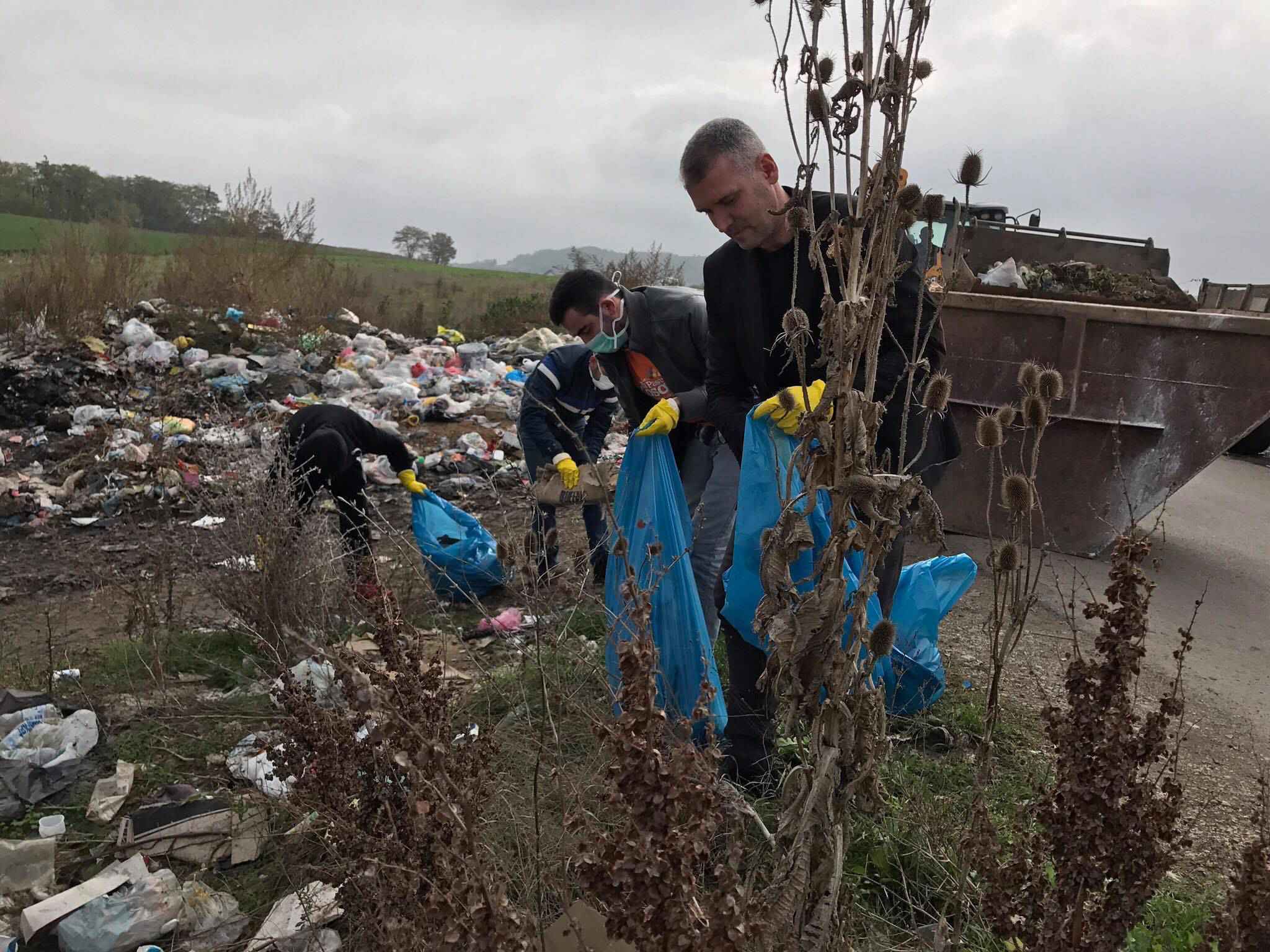 15 kamionë me mbeturina largohen nga fshati Patinë i Komunës së Vushtrrisë