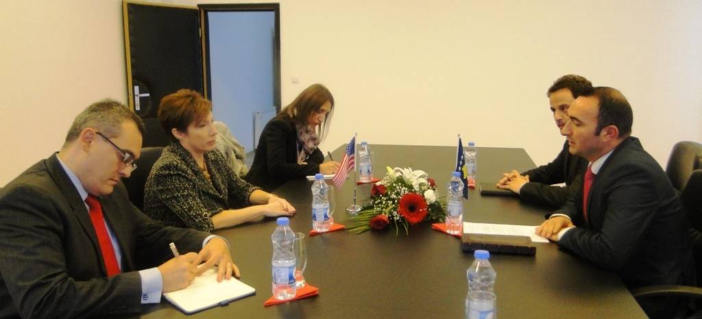 Ambasadorja e SHBA-ve vizitojë Doganën e Kosovës
