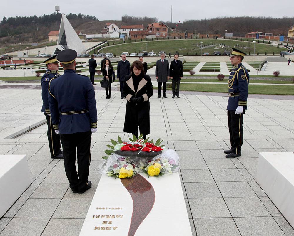 Jahjaga bëri homazhe në Kompleksin Memorial në Prekaz