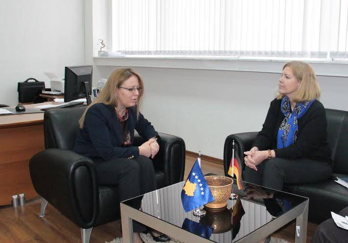 Ministrja Bajrami takoi ambasadoren gjermane Angelika Viets