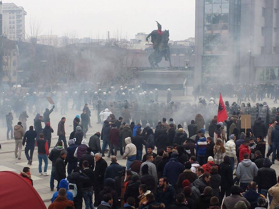 Lëndohen 22 policë dhe arrestohen 27 protestues të dhunshëm 