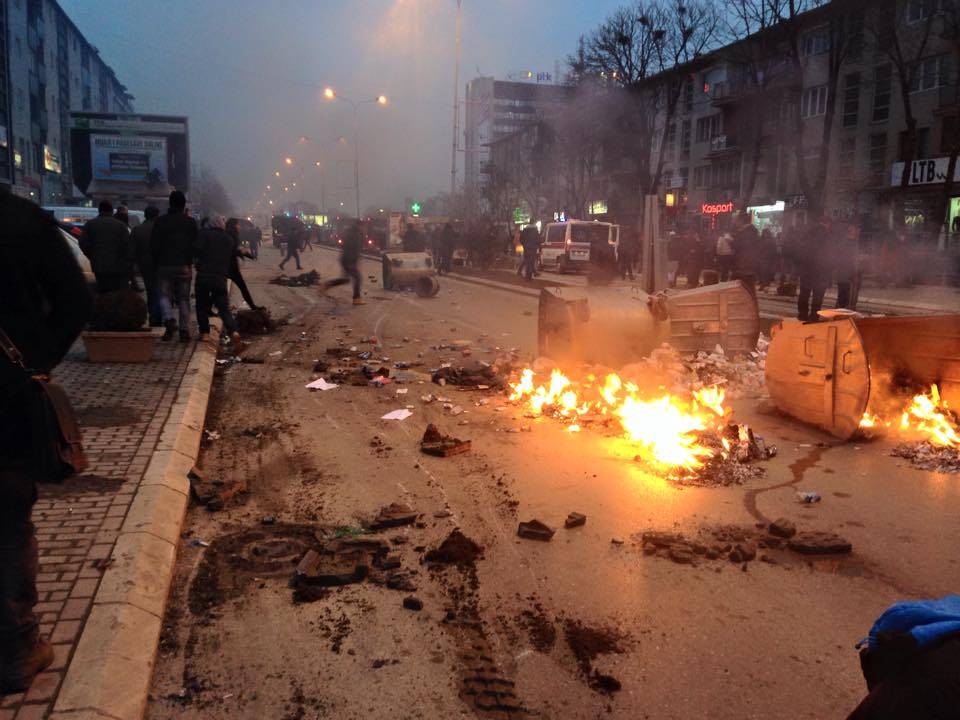 Lëndohen 22 policë dhe arrestohen 27 protestues të dhunshëm 