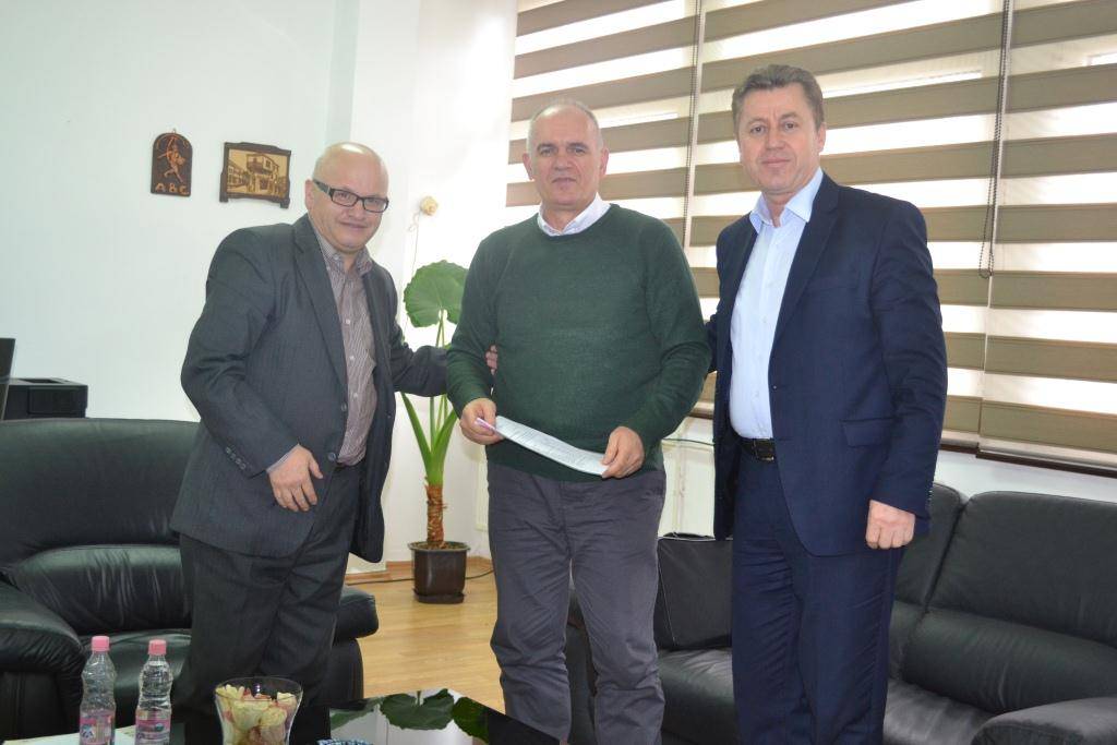 ASHAK i dhuron 400 ekzemplarë librash Universitetit të Gjilanit