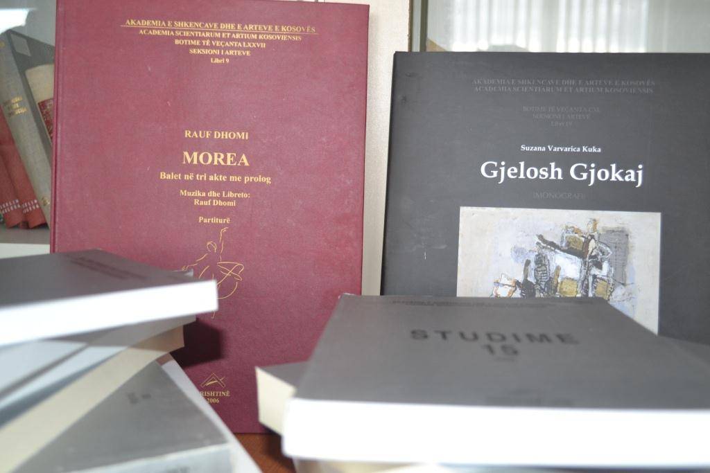 ASHAK i dhuron 400 ekzemplarë librash Universitetit të Gjilanit