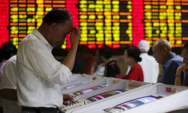Tregjet e aksioneve në Kinë bien më shumë se 8 përqind