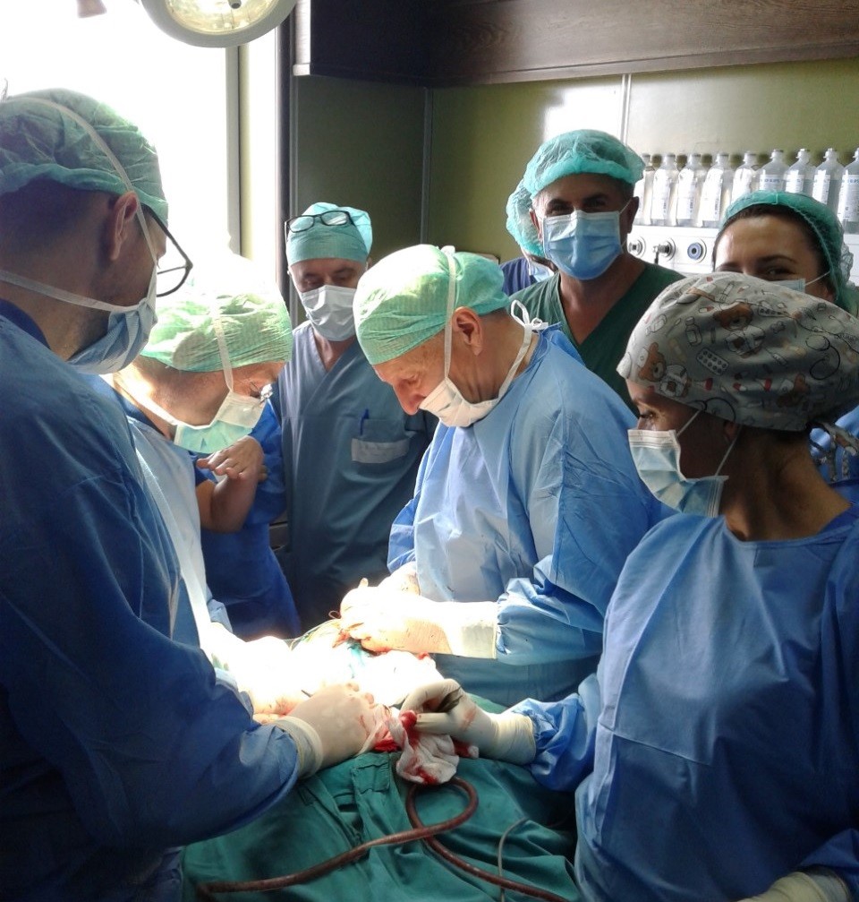 Mjekë nga Suedia, operuan 9 pacientë në kirurgji plastike