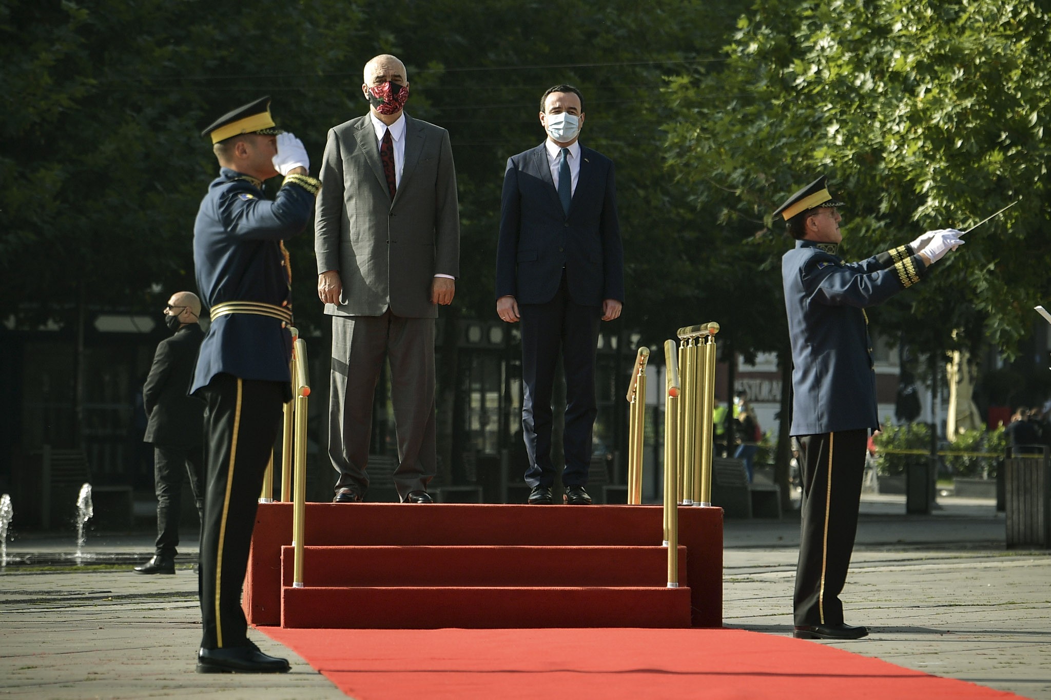 Kryeministri Rama pritet me ceremoni shtetërore nga kryeministri Kurti