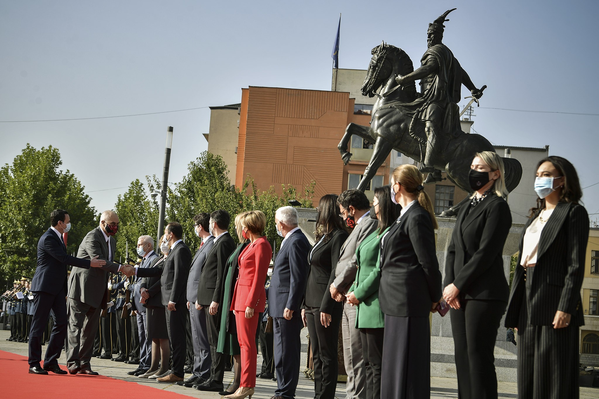 Kryeministri Rama pritet me ceremoni shtetërore nga kryeministri Kurti 