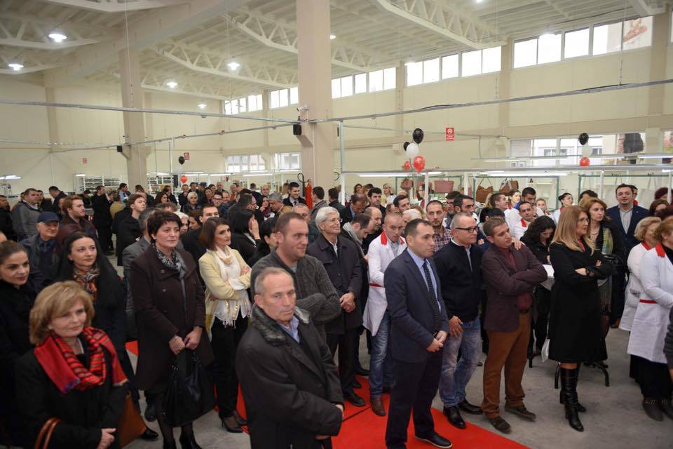 Hapet linja e prodhimit të çantave në Fabrikën Intertex në Gjakovë